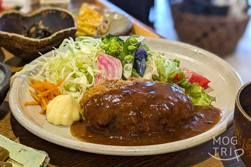 カフェ木蓮の「メンチカツ定食」