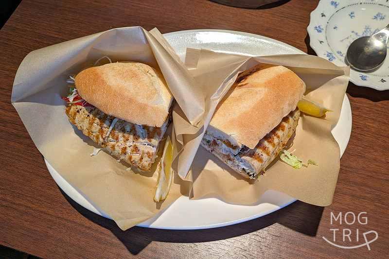 札幌市「カフェ＆レストラン LALE（ラーレ）」のサバサンドがテーブルに置かれている