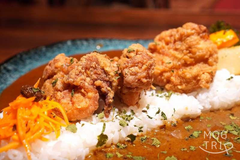 E-itou Curry（エイトカリー）のあべ鶏の唐揚げのカレーがテーブルに置かれている