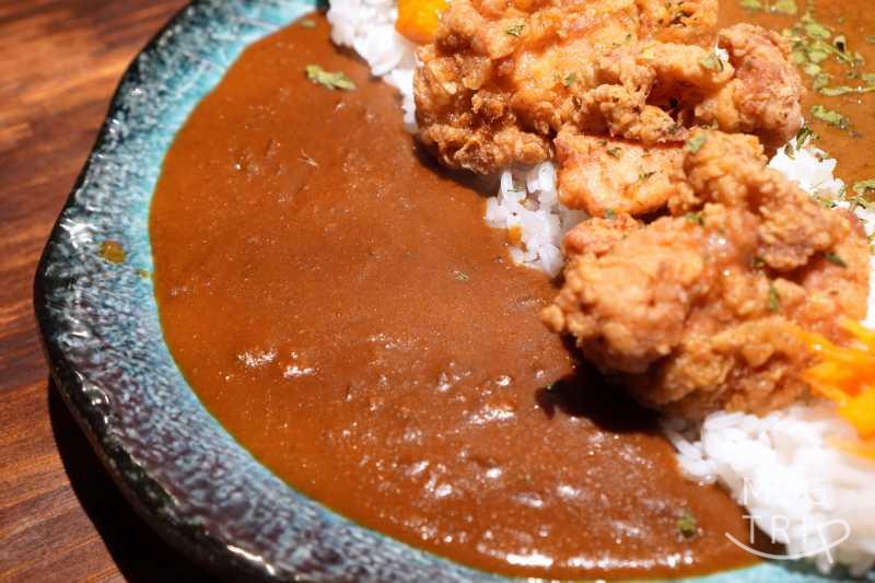 E-itou Curry（エイトカリー）のあべ鶏の唐揚げのカレーがテーブルに置かれている