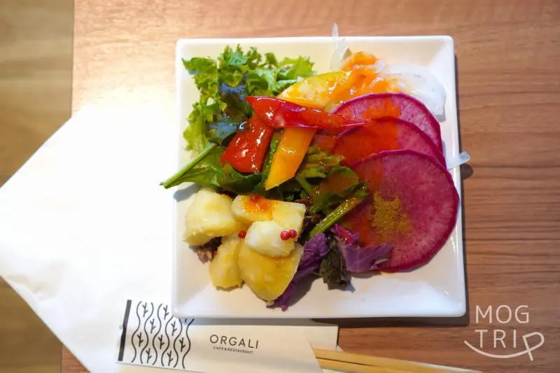 "CAFE & RESTAURANT ORGALI"의 샐러드가 테이블 위에 놓여 있습니다