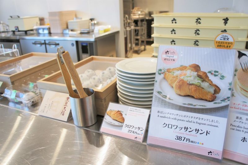 六花の森にある「ロッカフェ」のクロワッサンサンドのポップや、黒豆大福が並んでいる