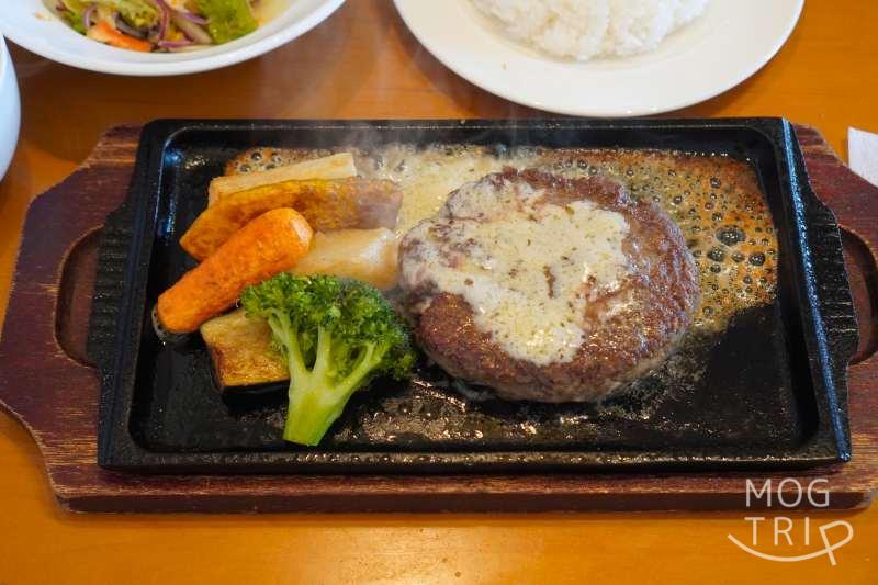 「Hamburg Restaurant Aruhiko（ハンバーグレストランアルヒコ）」のゴルゴンバターハンバーグがテーブルに置かれている