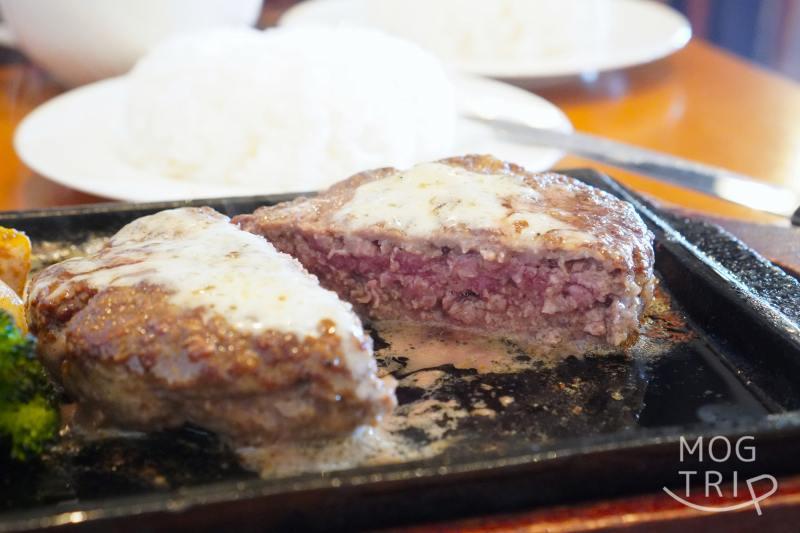 半分にカットされた「Hamburg Restaurant Aruhiko（ハンバーグレストランアルヒコ）」のゴルゴンバターハンバーグ