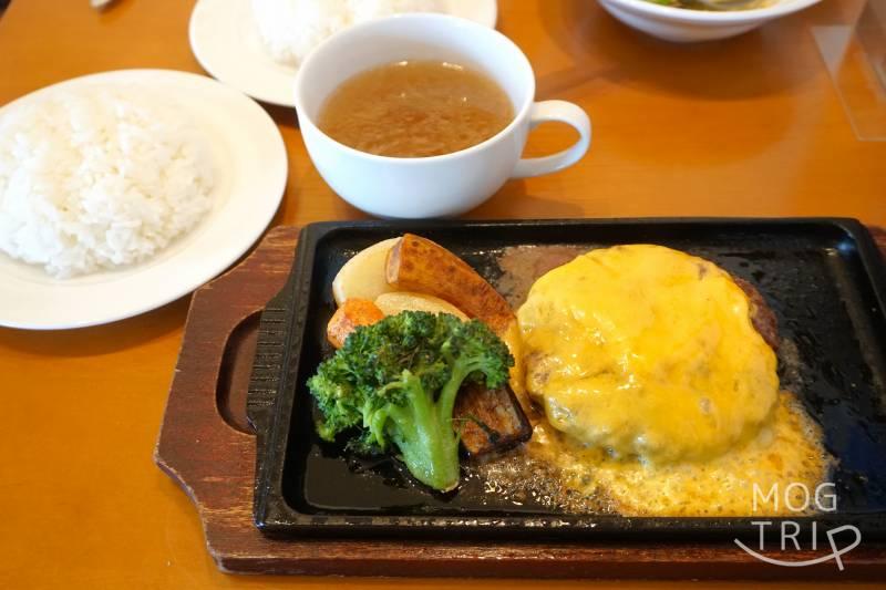 「Hamburg Restaurant Aruhiko（ハンバーグレストランアルヒコ）」のチーズハンバーグがテーブルに置かれている