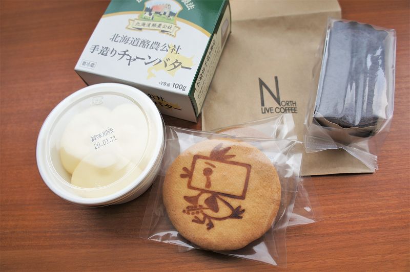 バター、サブレ、焼き菓子などがテーブルに置かれている