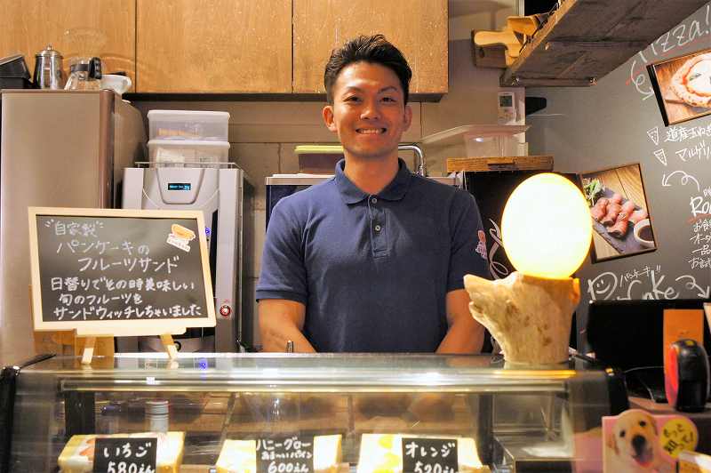 ROJIURA Café（ロジウラカフェ）の店主 佐藤惇さん