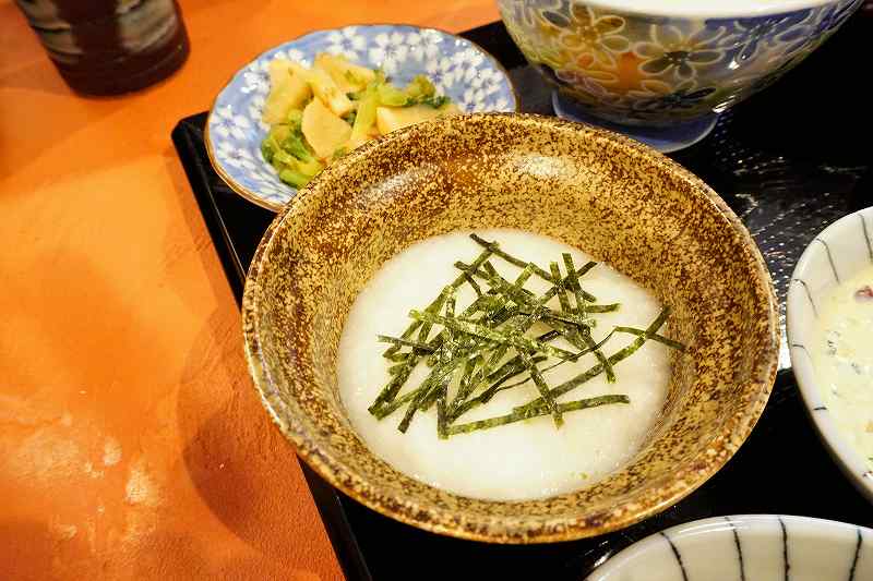 フライ定食のとろろ芋（下）と大根の炒め物（左上）