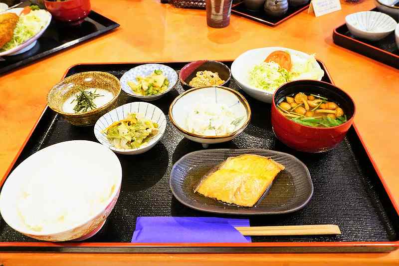 おばんざい座ぶとんのスペシャル定食1000円！