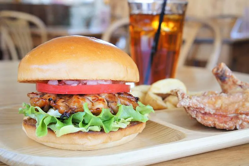 チキンペッカーの「デリチキバーガー＋ドリンクセット」