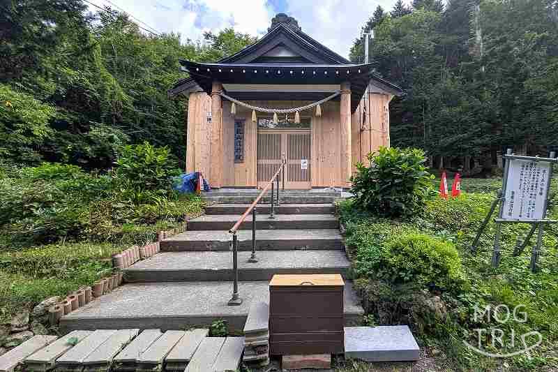 豊滝龍神の水の「神社拝殿」
