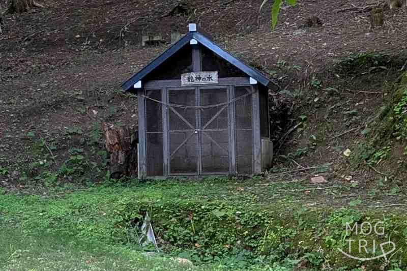 豊滝龍神の水の「水源」