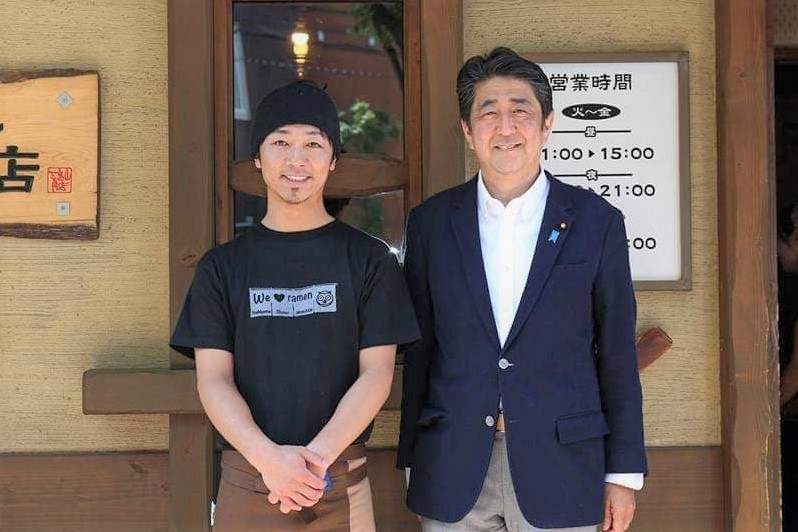 吉山商店 店主 関山さん と 阿部総理大臣