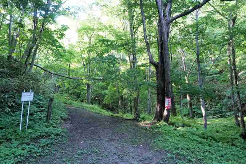 砥石山登山道入口