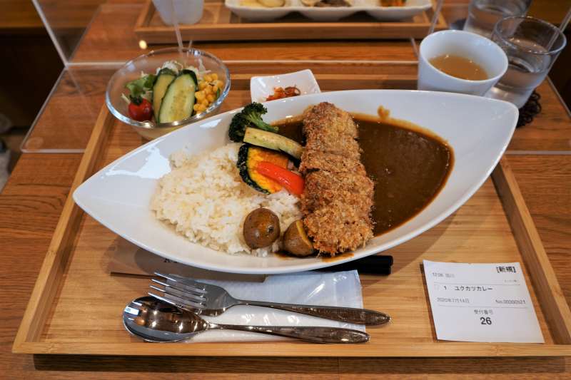 ウポポイ の カツカレー