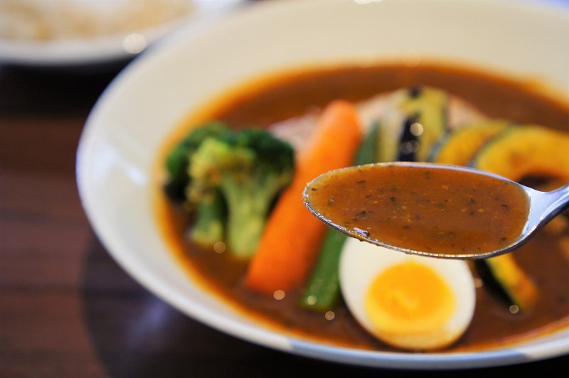 札幌らっきょのスープカレーをスープーンですくった様子