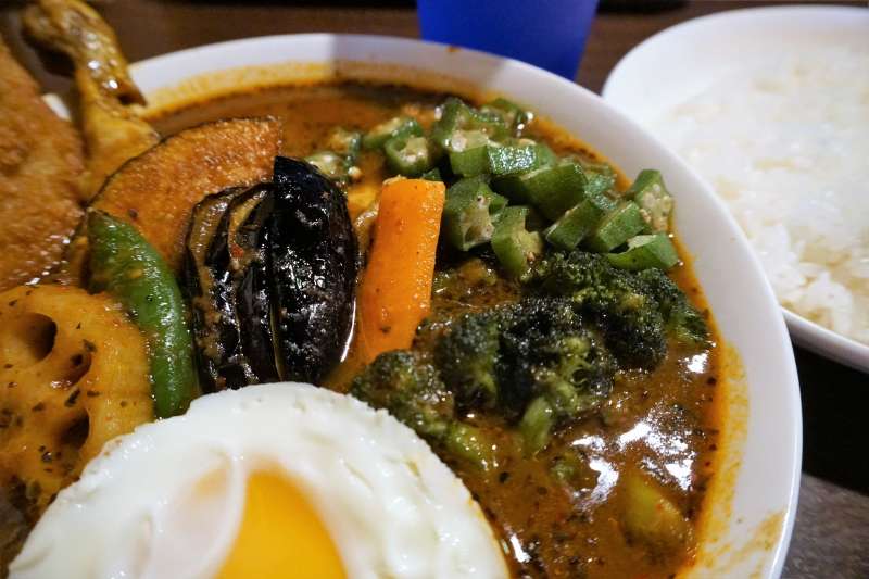 ファットバンブーのスープカレーのオクラと目玉焼き