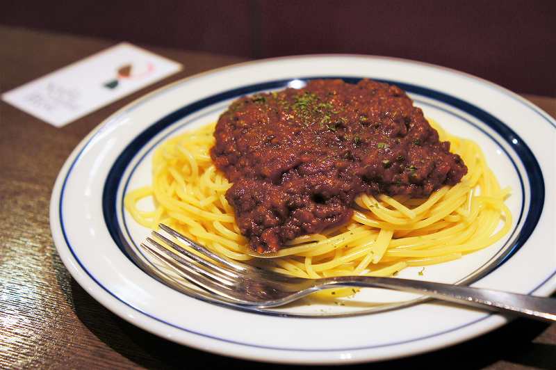 ミートソースパスタがテーブルに置かれている