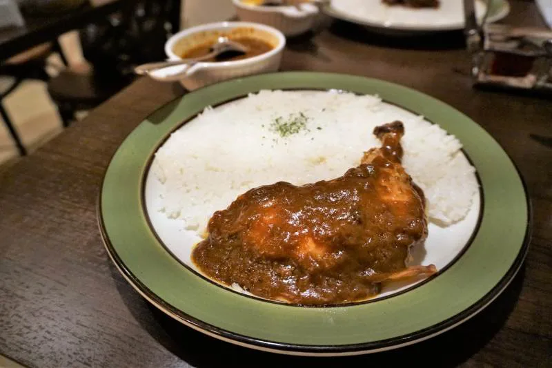 クロックの「骨付きチキンカレー」