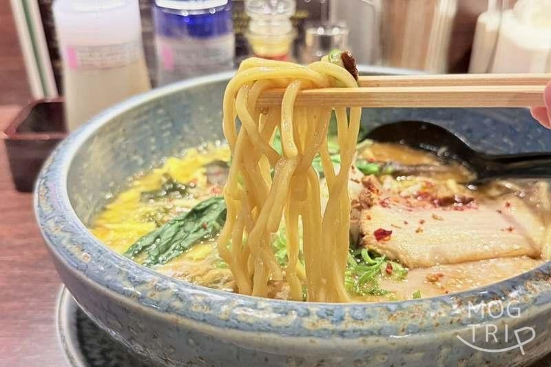 一粒庵の「元気がでるみそラーメンDX」の極太麺