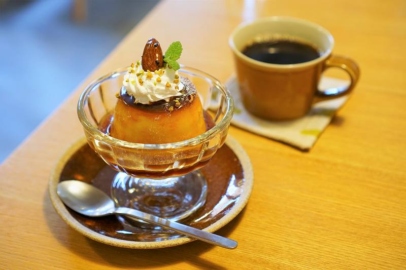 かぼちゃプリンとコーヒーがテーブルに置かれている