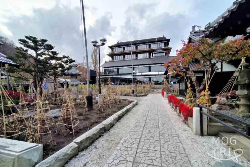 小樽貴賓館の「中庭と建物外観」