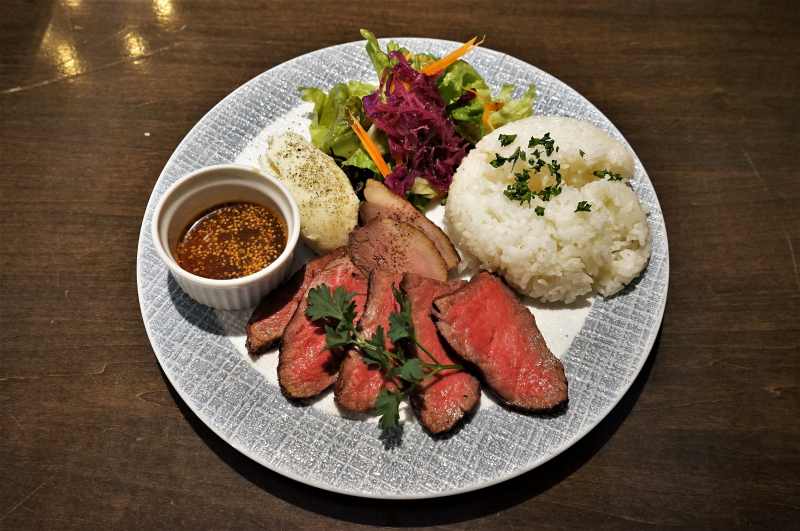 비스트로 산시(Bistro Sanxi)의 토카치 사이 소고기 럼프 스테이크(Tokachi Sai Beef Rump Steak)의 비스트로 런치 플레이트가 테이블 위에 놓여 있습니다