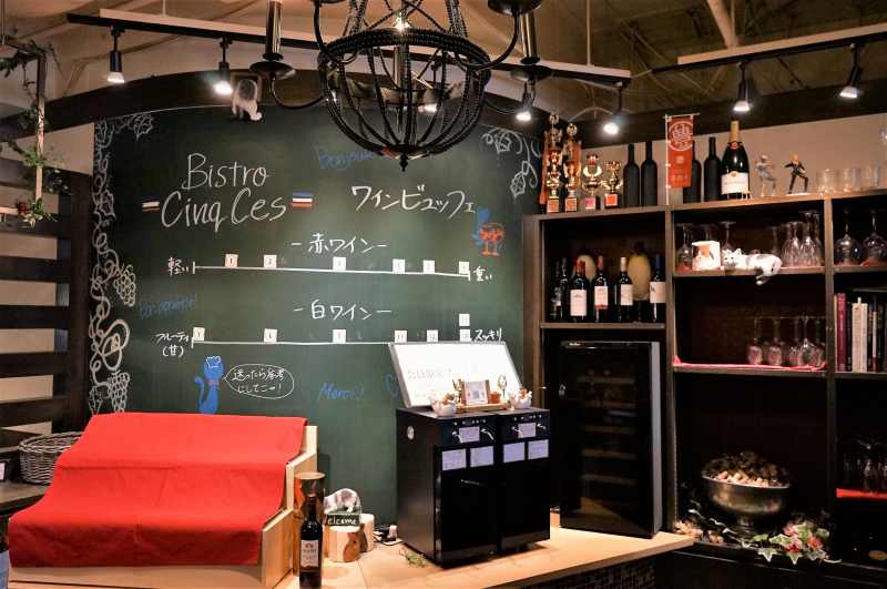 Bistro CinqCes의 와인 뷔페 코너