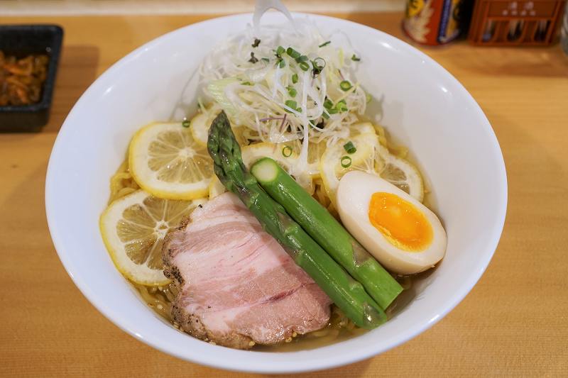 有頂天の夏風れもんラーメンがテーブルに置かれている