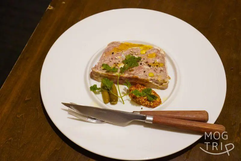 고기 × 와인 뷔페 Bistro CinqCes의 Pate de Campagne가 테이블에 놓여 있습니다