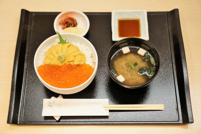 生うにいくら丼（レギュラーサイズ）や味噌汁がテーブルに置かれている