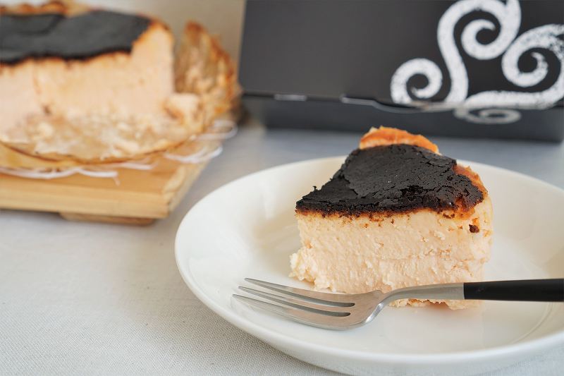 1人分の大きさにカットされたB-style Baked Cheese Cake（バスクチーズケーキ）がテーブルに置かれている