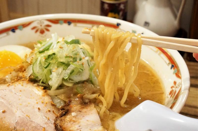 味噌ラーメンの麺を箸で持ち上げている様子