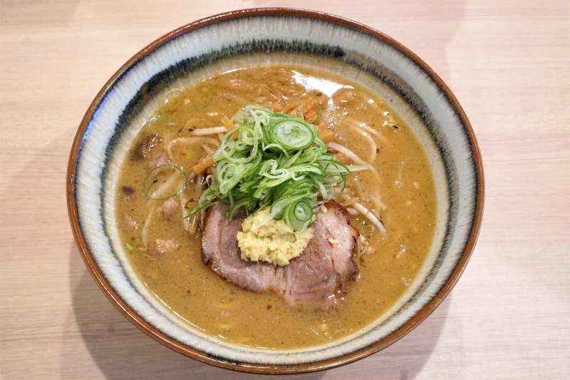 ネギや生姜がのった味噌ラーメンがテーブルに置かれている