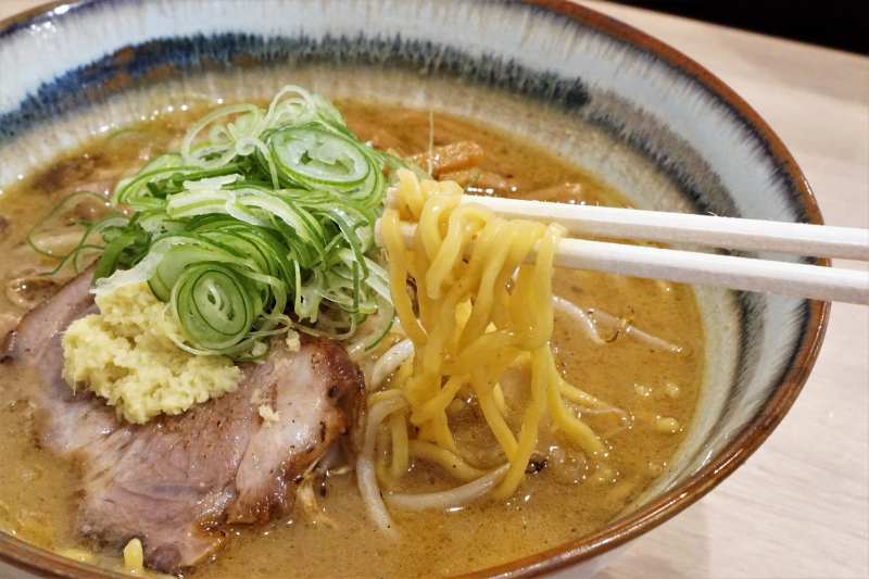 味噌ラーメンの麺を箸で持ち上げている様子