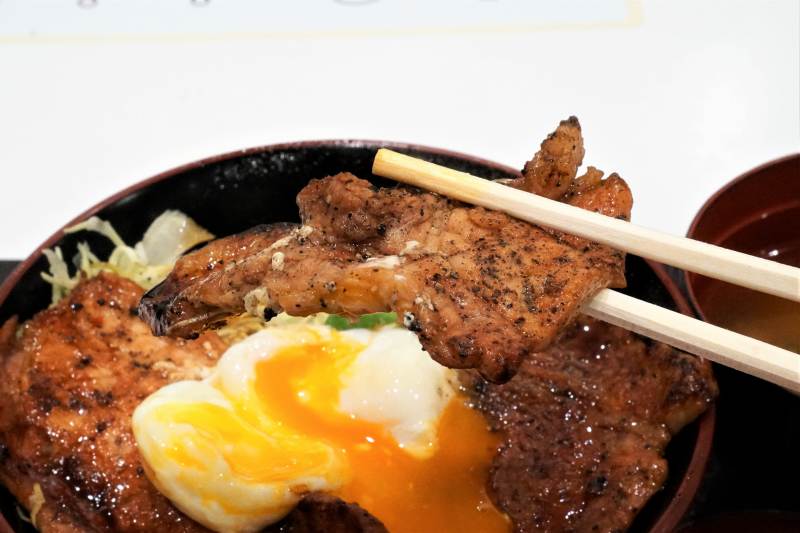 ぶたはげのキャベツ豚丼の豚肉を箸で持っている様子