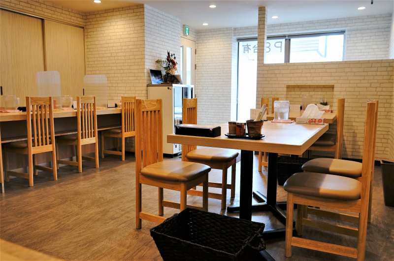 白と明るい木目を基調とした「札幌麺屋 美椿」の店内