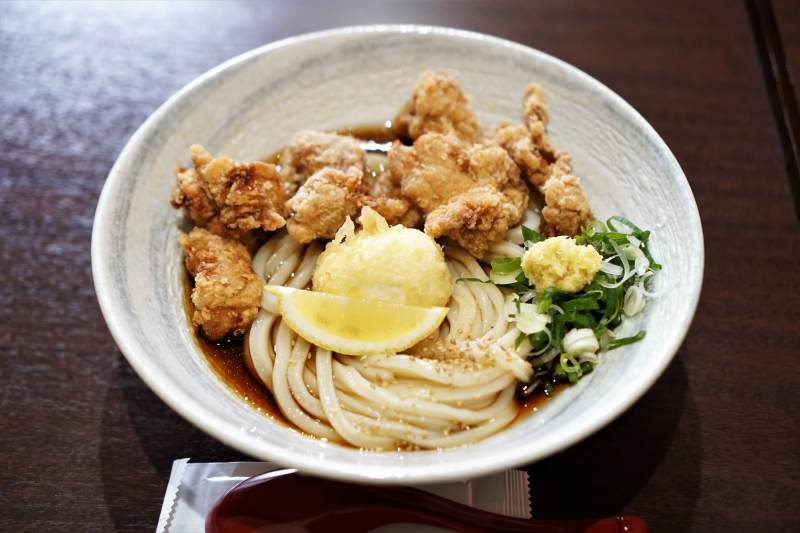 ザンギとたまご天がトッピングされた「親子ぶっかけうどん」がテーブルに置かれている