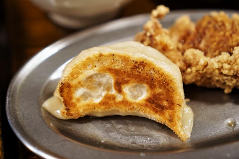 SAPPORO餃子製造所の大粒餃子がテーブルに置かれている