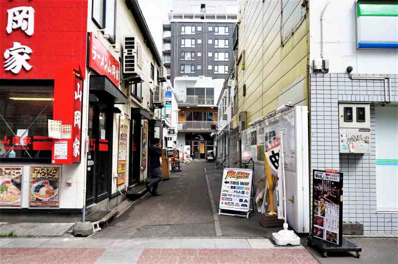 狸小路1丁目 L字街の入口