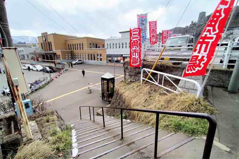 JR小樽駅と三角市場へ続く階段