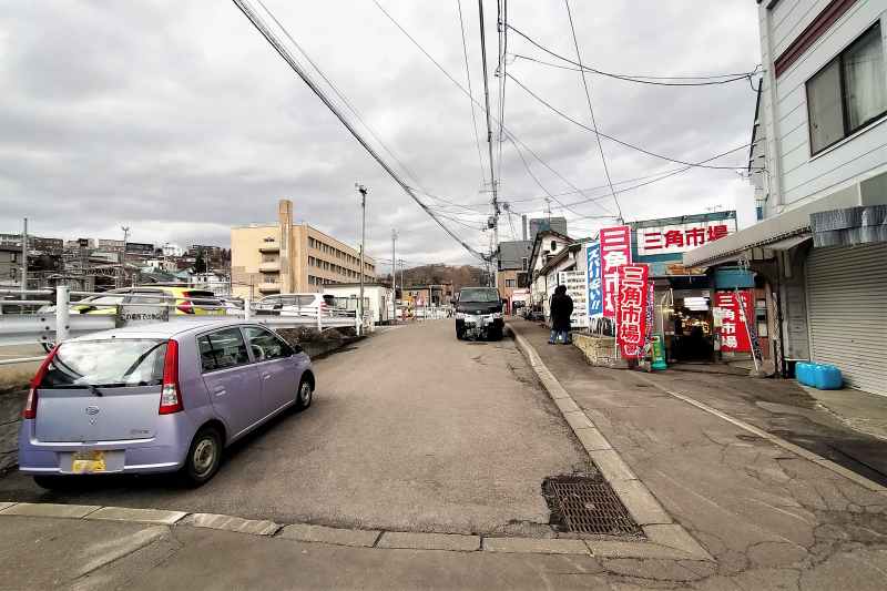 三角市場の前の道路