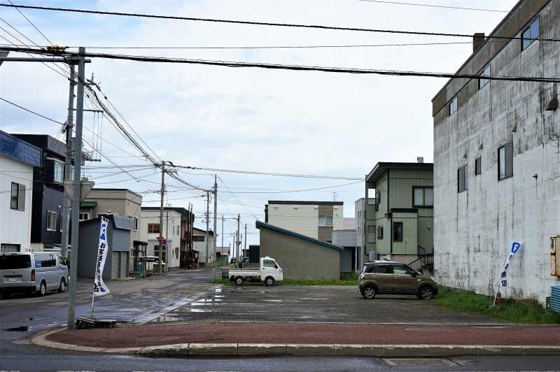 新岡商店の駐車場