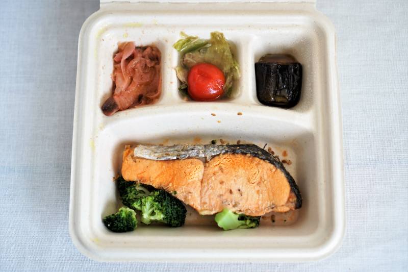 ナッシュの宅配弁当「鮭のごま風味焼き」