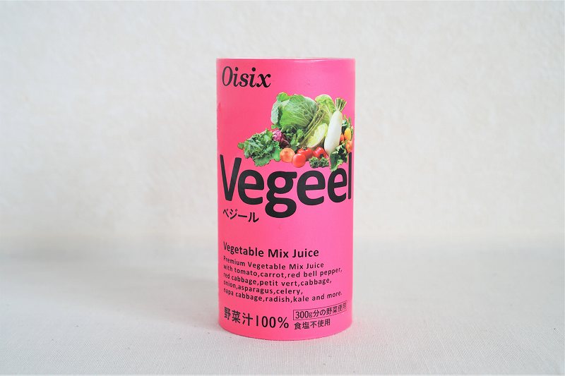 オイシックスのオリジナル野菜ジュース「Vegeel（ベジール）」が、テーブルに置かれている