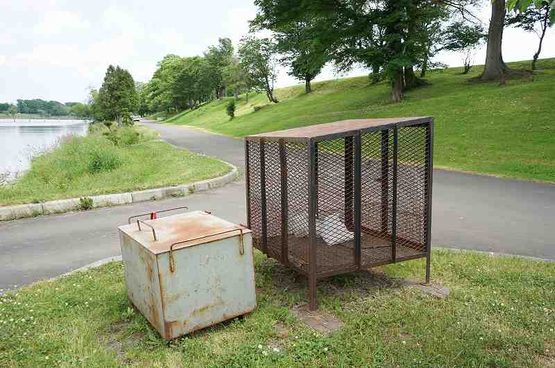 皆楽公園キャンプ場のゴミ箱・炭捨て場