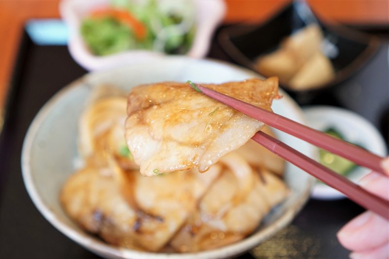 ドンムニュの豚丼の豚肉を箸で持ちあげている様子