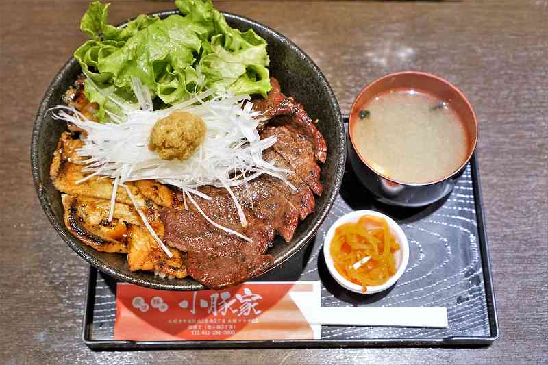 炭焼豚丼 小豚家の豚鹿丼と味噌汁がテーブルに置かれている