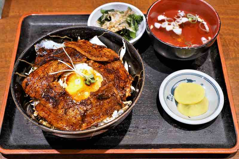 味処あずまの豚玉丼がテーブルに置かれている