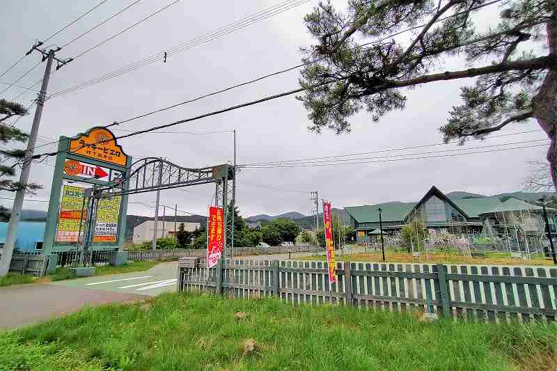 黄色の看板をかかげた「ラッキーピエロ 峠下総本店」の外観